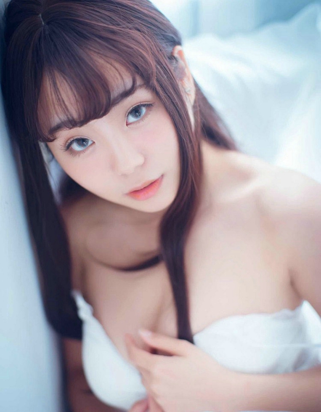 性感爆乳宅男女神上围丰满大胸萝莉清晨私房诱惑娇艳写真