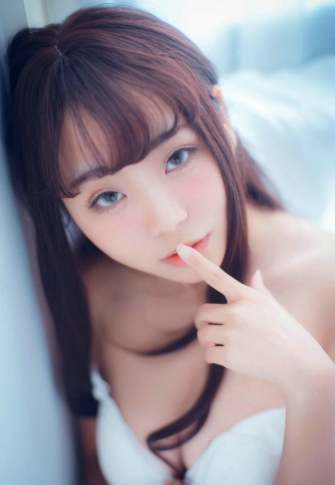 性感爆乳宅男女神上围丰满大胸萝莉清晨私房诱惑娇艳写真