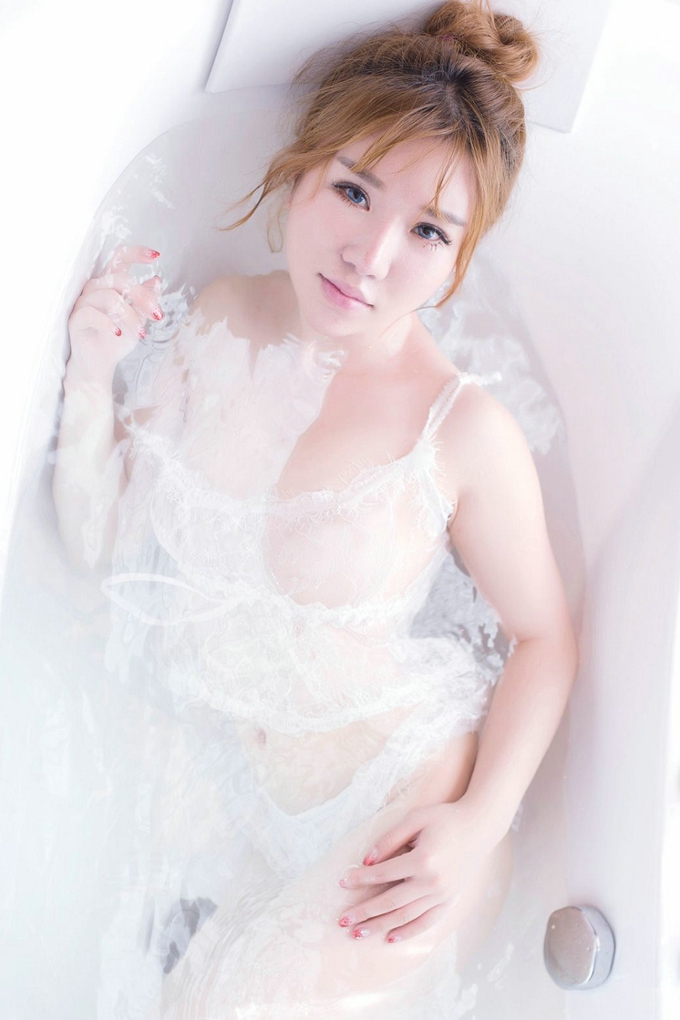 小公举Amy白色蕾丝内衣秀浑圆美乳浴缸里湿身诱惑写真