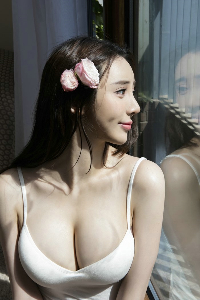 娇嫩性感伶俐温婉嫩模于思琪花瓣乳贴大胆娇艳妩媚妖娆私房写真