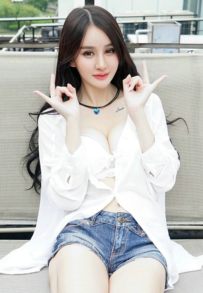 清纯诱惑Cheryl青树白衬衫露大胸妖娆妩媚养眼私房写真