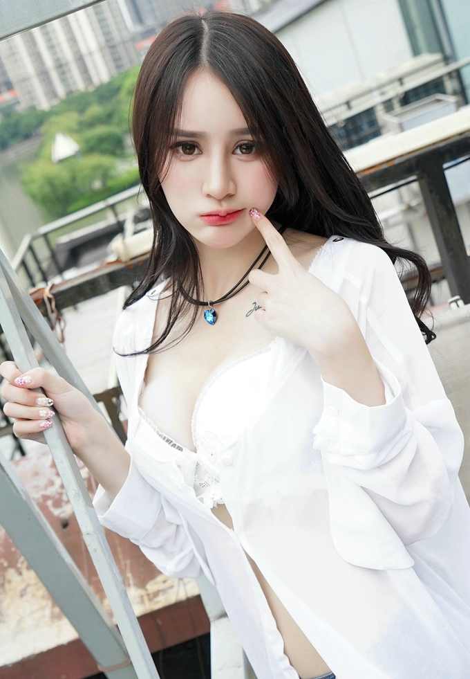 清纯诱惑Cheryl青树白衬衫露大胸妖娆妩媚养眼私房写真