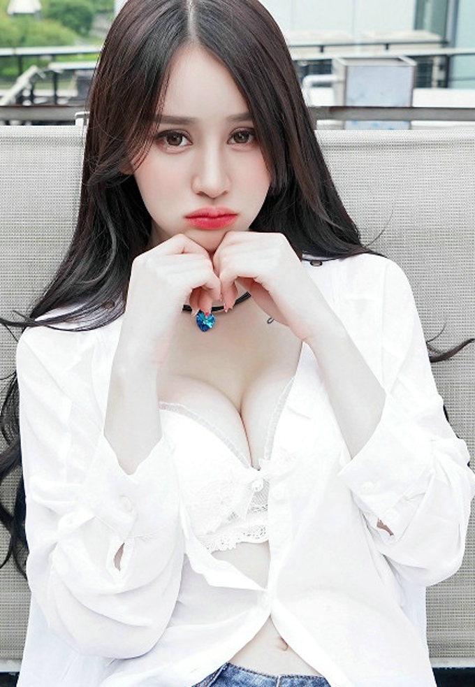 清纯诱惑Cheryl青树白衬衫露大胸妖娆妩媚养眼私房写真