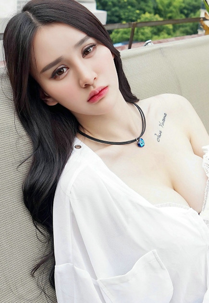 清纯诱惑Cheryl青树白衬衫露大胸妖娆妩媚养眼私房写真