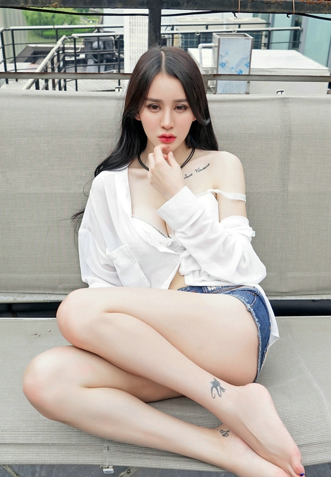 清纯诱惑Cheryl青树白衬衫露大胸妖娆妩媚养眼私房写真