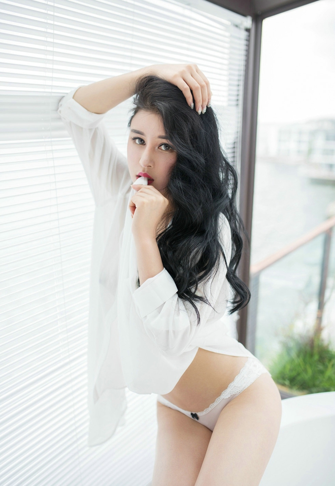 性感女神叶佳颐妖娆妩媚黑色情趣内衣露豪乳诱惑写真