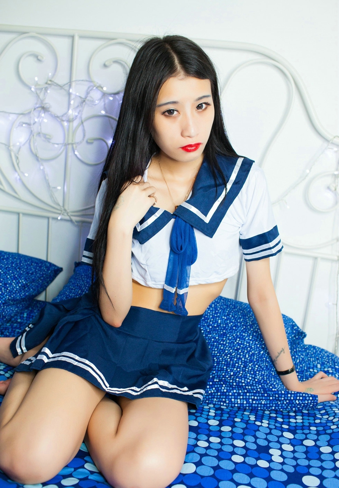 性感女神黃煒婷Tina玫红色肚兜制服诱惑养眼娇嫩大胸美腿乔润迷人写真