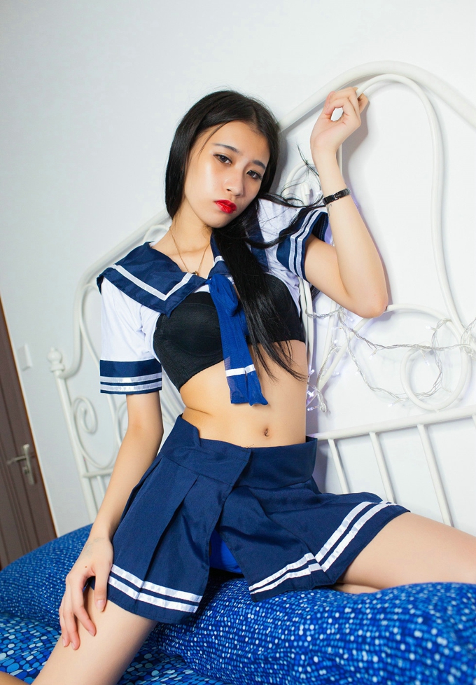 性感女神黃煒婷Tina玫红色肚兜制服诱惑养眼娇嫩大胸美腿乔润迷人写真