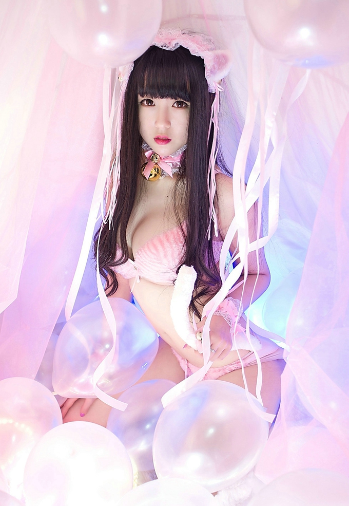 嫩模伊伊Eva童颜巨乳的儿童节白嫩圆润美胸迷人写真