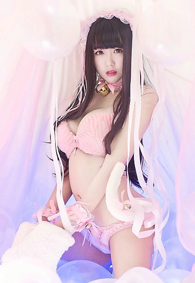 嫩模伊伊Eva童颜巨乳的儿童节白嫩圆润美胸迷人写真