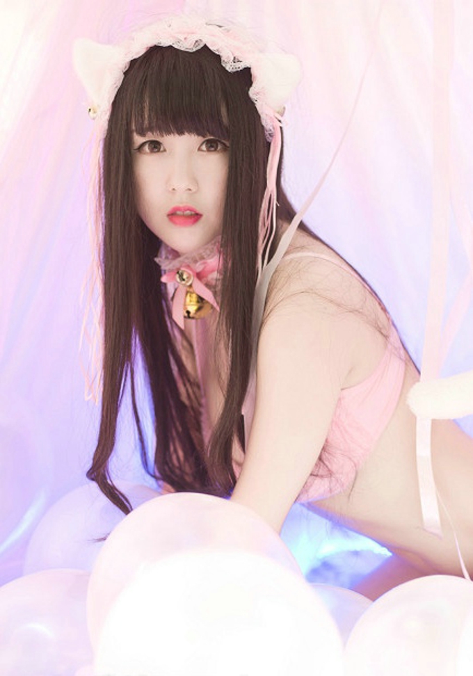 嫩模伊伊Eva童颜巨乳的儿童节白嫩圆润美胸迷人写真