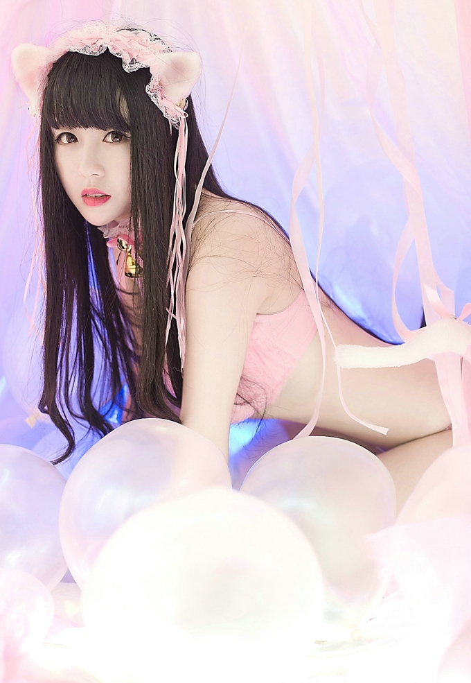 嫩模伊伊Eva童颜巨乳的儿童节白嫩圆润美胸迷人写真