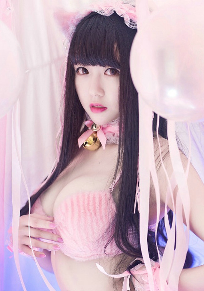 嫩模伊伊Eva童颜巨乳的儿童节白嫩圆润美胸迷人写真