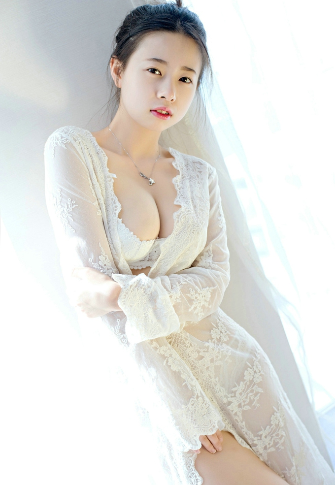 清纯美女草莓zz蕾丝睡衣透视性感诱人娇嫩白皙肌肤傲人巨乳写真