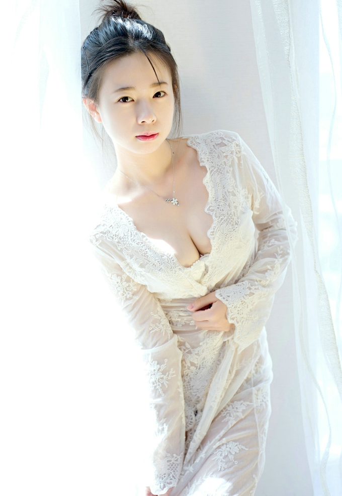 清纯美女草莓zz蕾丝睡衣透视性感诱人娇嫩白皙肌肤傲人巨乳写真