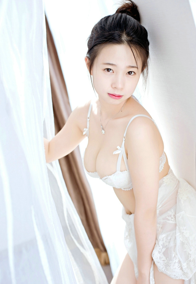 清纯美女草莓zz蕾丝睡衣透视性感诱人娇嫩白皙肌肤傲人巨乳写真