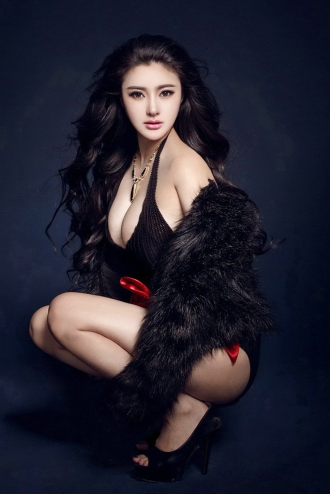 性感娇嫩美空美女周宜诺胸涌澎湃秀美胸诱惑妩媚写真