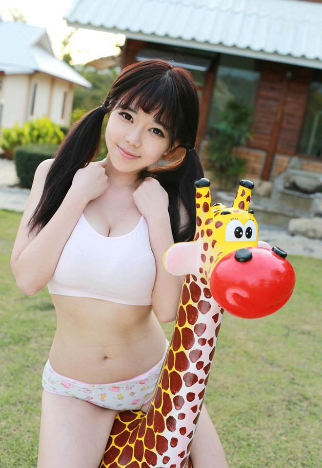 性感模特刘飞儿Faye与长颈鹿玩耍爆乳可爱俏皮火辣户外写真