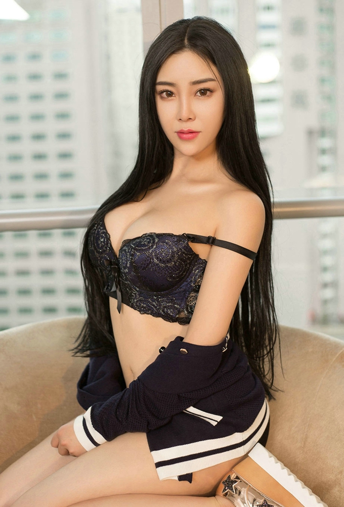嫩模杨只只居家黑色蕾丝情趣内衣黑丝美腿完美诱惑写真