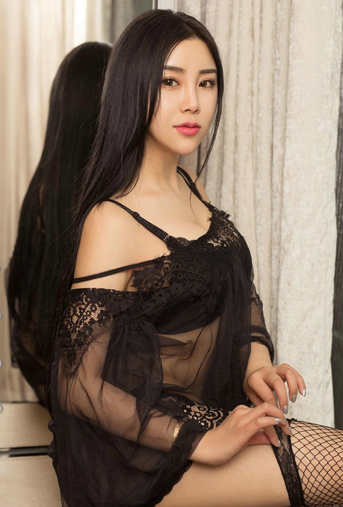 嫩模杨只只居家黑色蕾丝情趣内衣黑丝美腿完美诱惑写真