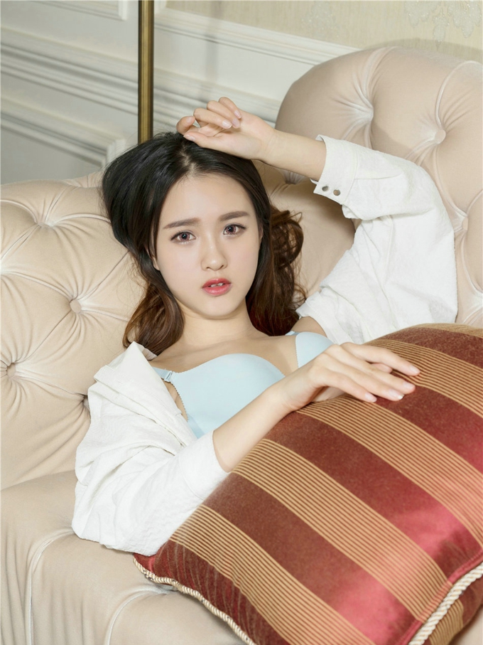 嘟嘟嘴的卖萌小美女小沐时尚气质迷人诱惑性感内衣秀高清写真