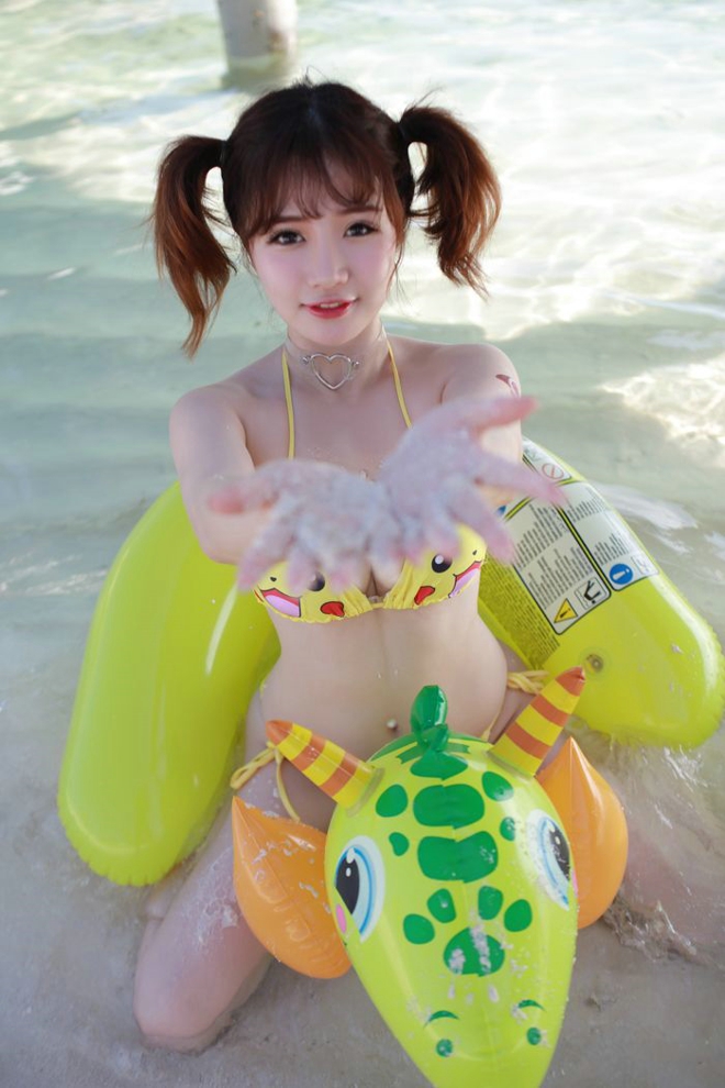 性感娇嫩慧质徐嘉乐比基尼难掩美乳尽现诱惑娇嫩海边写真