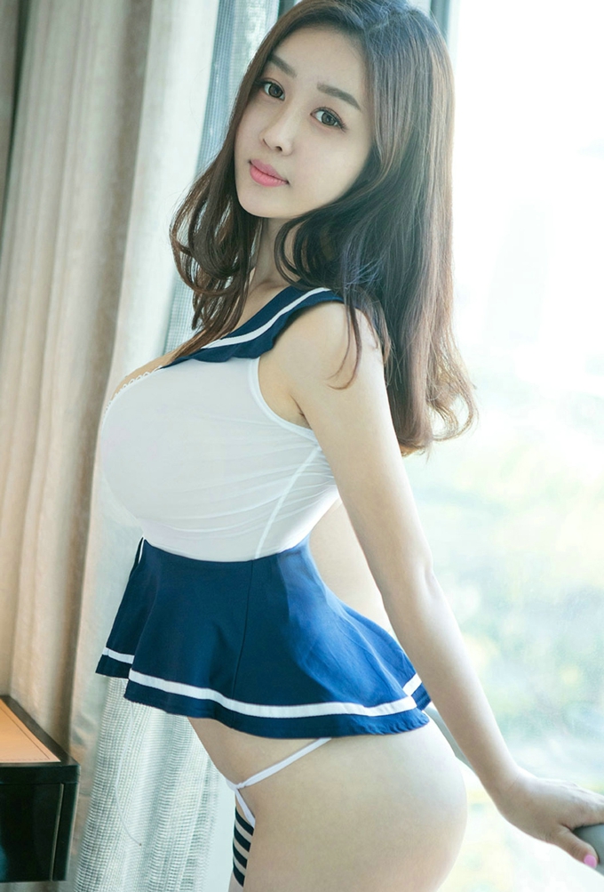 嫩模汤伊浅私房水手服秀傲人豪乳完美翘臀极致诱惑写真