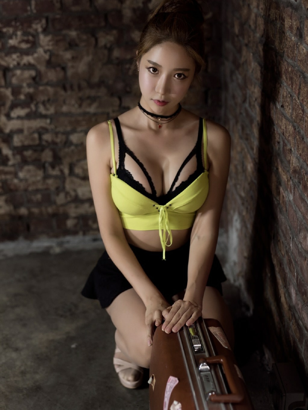 极致性感大胸爆乳迷你裙美女风韵诱惑魅力十足