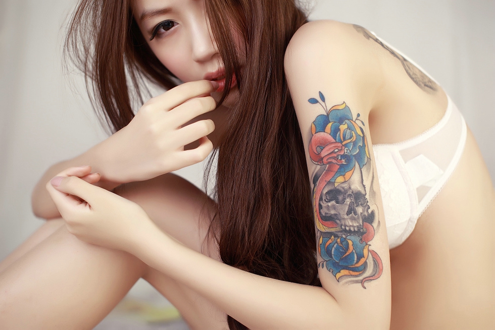 白嫩肌肤小瑜性感白色内衣现纹身展妖媚诱惑气质迷人写真