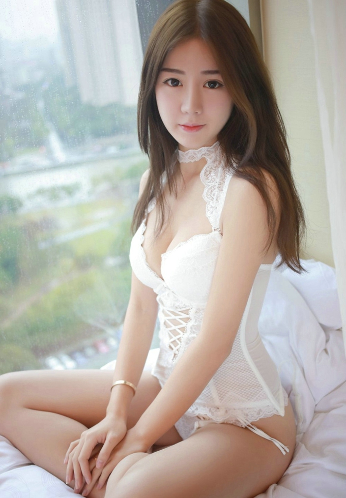 嫩模卤蛋luna白色蕾丝连体内衣秀如玉肌肤迷人诱惑写真