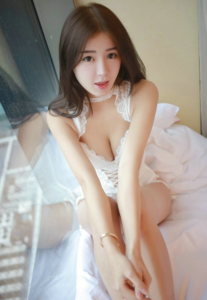 嫩模卤蛋luna白色蕾丝连体内衣秀如玉肌肤迷人诱惑写真