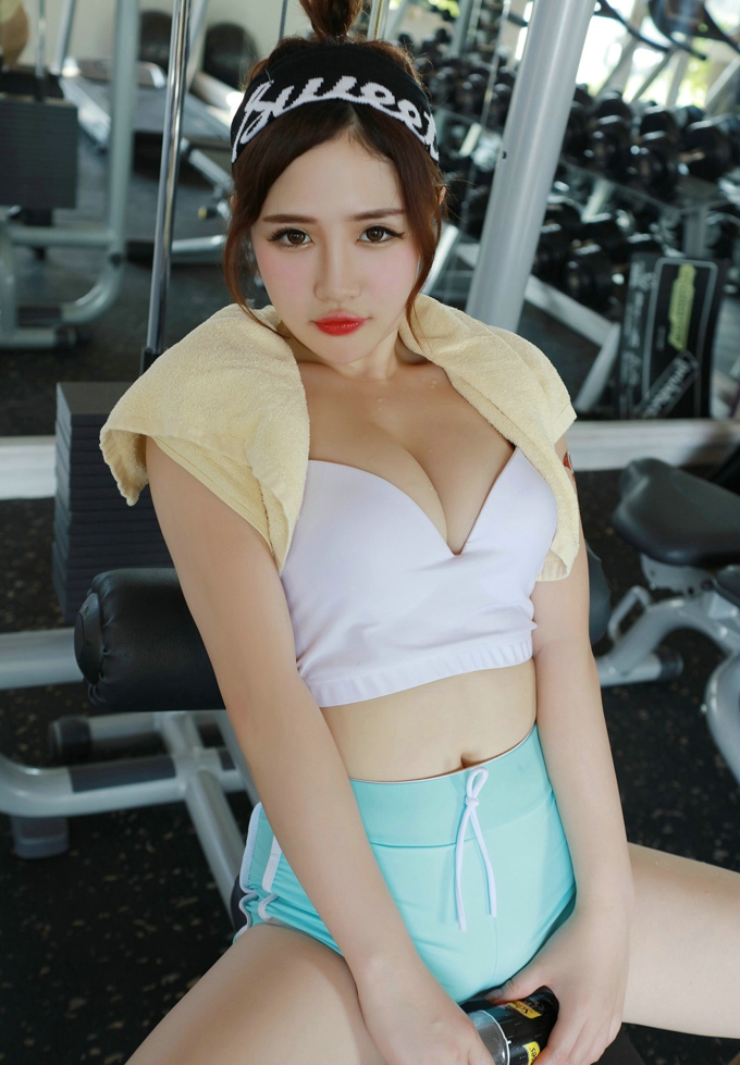 嫩模徐cake马尔代夫旅拍运动风内衣秀白嫩豪乳写真