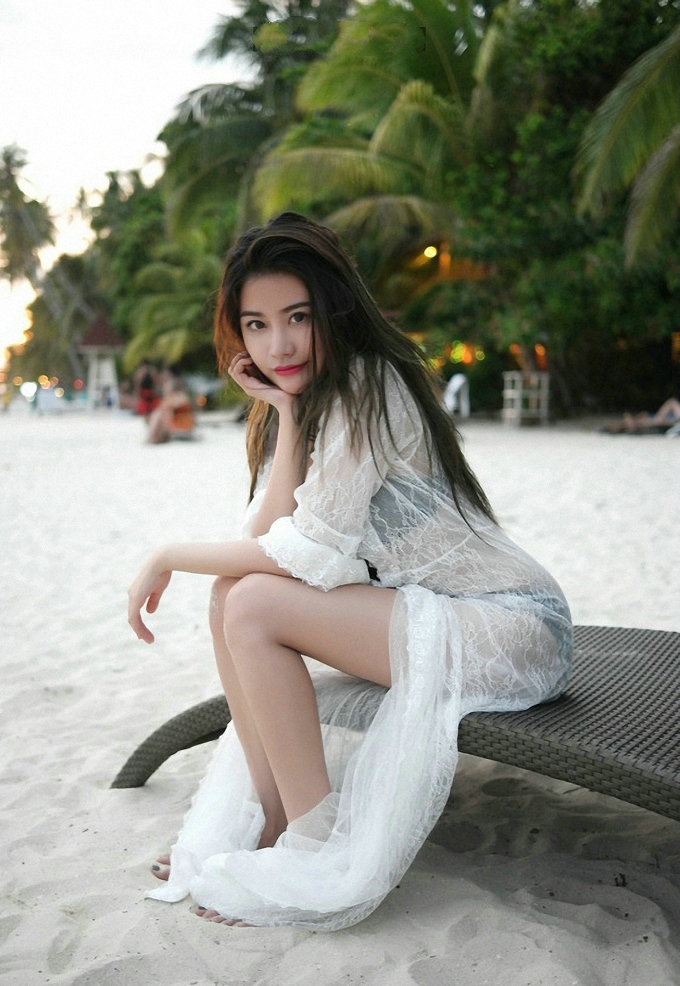 黑色紧身连体泳衣大胸嫩模许诺Sabrina海边性感比基尼诱人勾魂写真