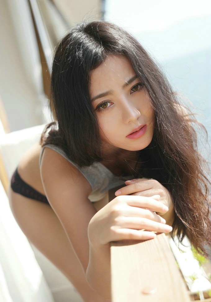 嫩模Manuela玛鲁娜丁字裤撩人姿势诱惑美臀写真