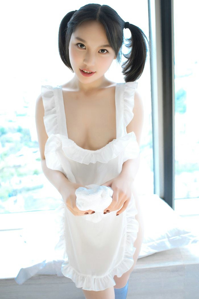 性感宅男女神童颜巨乳小纯子纯白制服诱惑动人诱惑私房写真