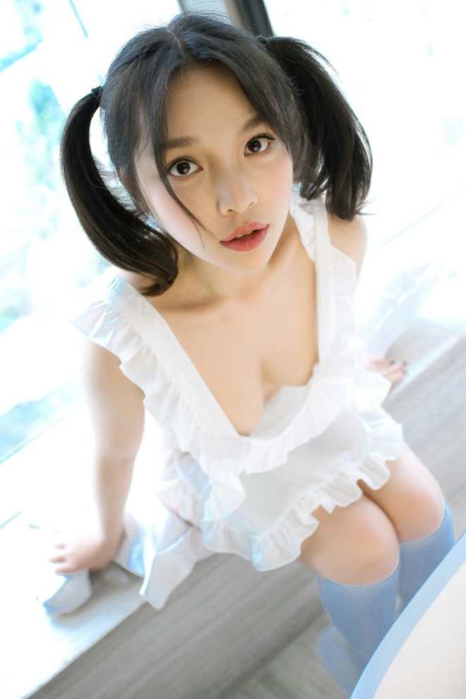 性感宅男女神童颜巨乳小纯子纯白制服诱惑动人诱惑私房写真
