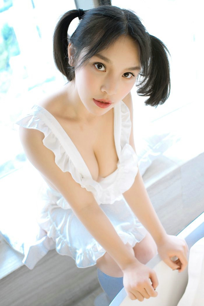 性感宅男女神童颜巨乳小纯子纯白制服诱惑动人诱惑私房写真