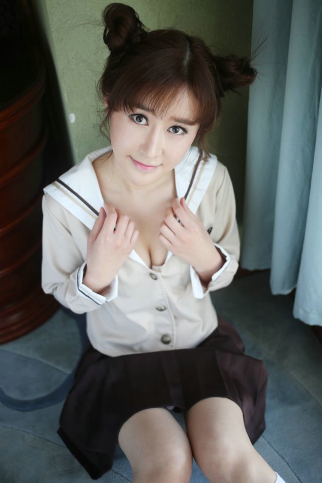 性感娇艳美娇娘纯小希大尺度制服爆乳诱惑写真