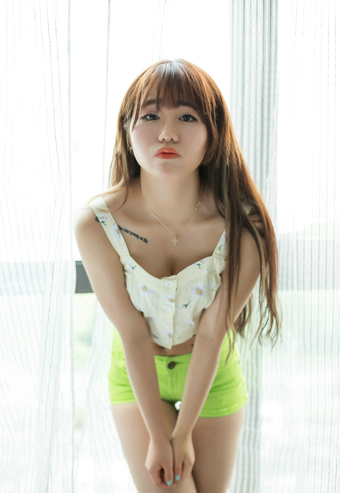 鱼子酱宝saki嫩妹子诱惑迷人气质风情妩媚可爱卖萌私房写真