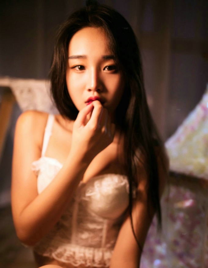 气质性感嫩模诱惑美乳翘臀美腿私房写真