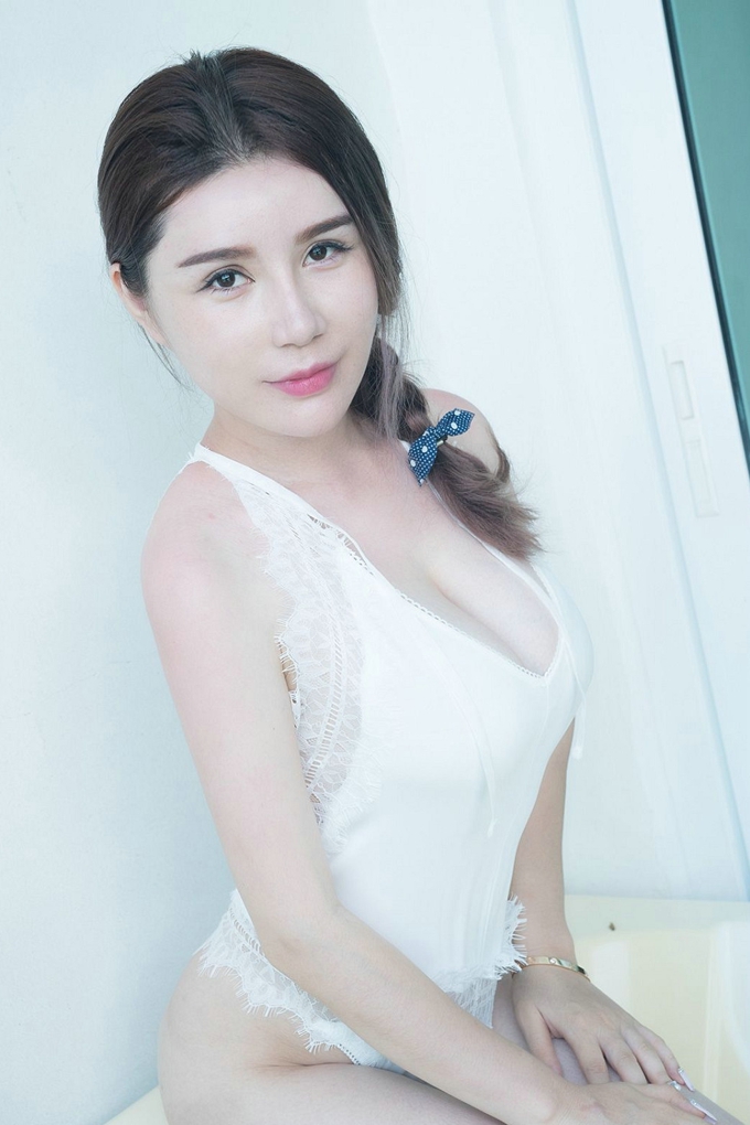 浴缸风情女神陈秋雨白色蕾丝性感爆乳诱惑翘臀迷人写真