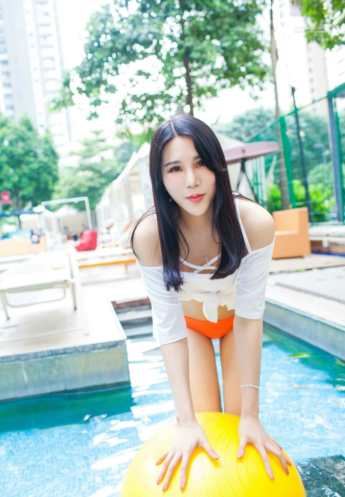 丰润翘臀美女林恩芝alu性感迷人写真