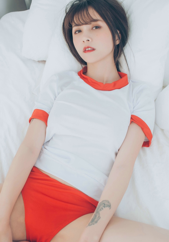 童颜巨乳柳侑绮丰满俏皮白嫩酥胸私房销魂挑逗诱人写真