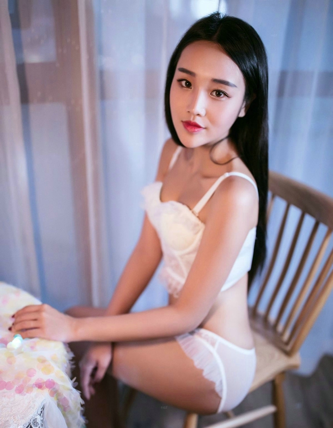 气质性感嫩模诱惑美乳翘臀美腿私房写真