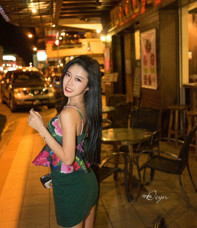 性感气质美女比基尼诱惑美乳翘臀美腿气质养眼写真
