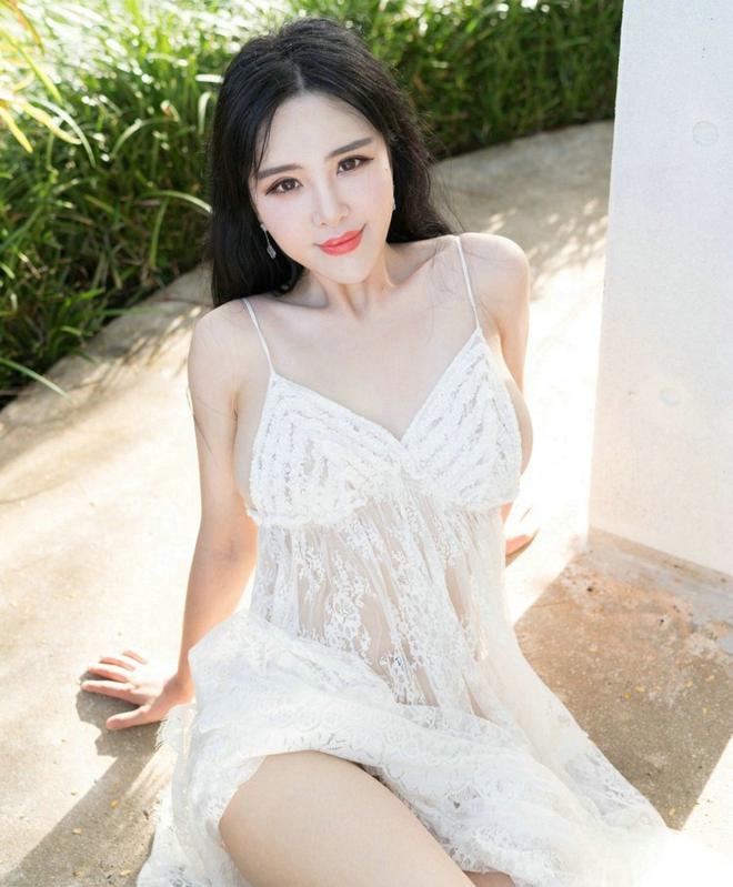 刘钰儿性感着装秀雪白娇乳诱惑写真