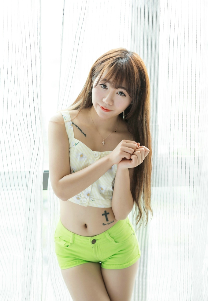 鱼子酱宝saki嫩妹子诱惑迷人气质风情妩媚可爱卖萌私房写真