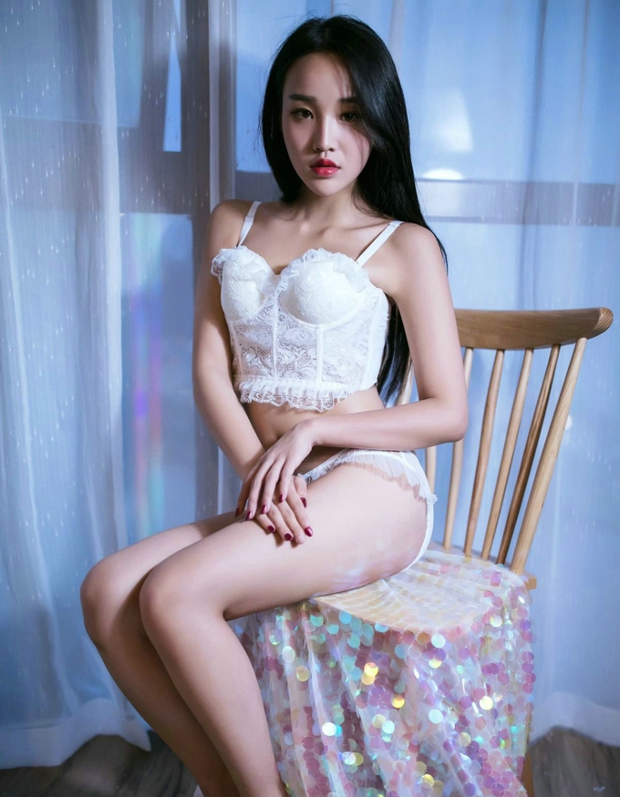 气质性感嫩模诱惑美乳翘臀美腿私房写真