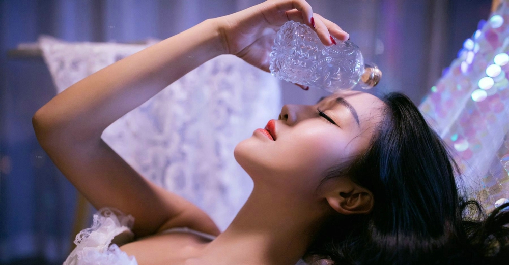 气质性感嫩模诱惑美乳翘臀美腿私房写真