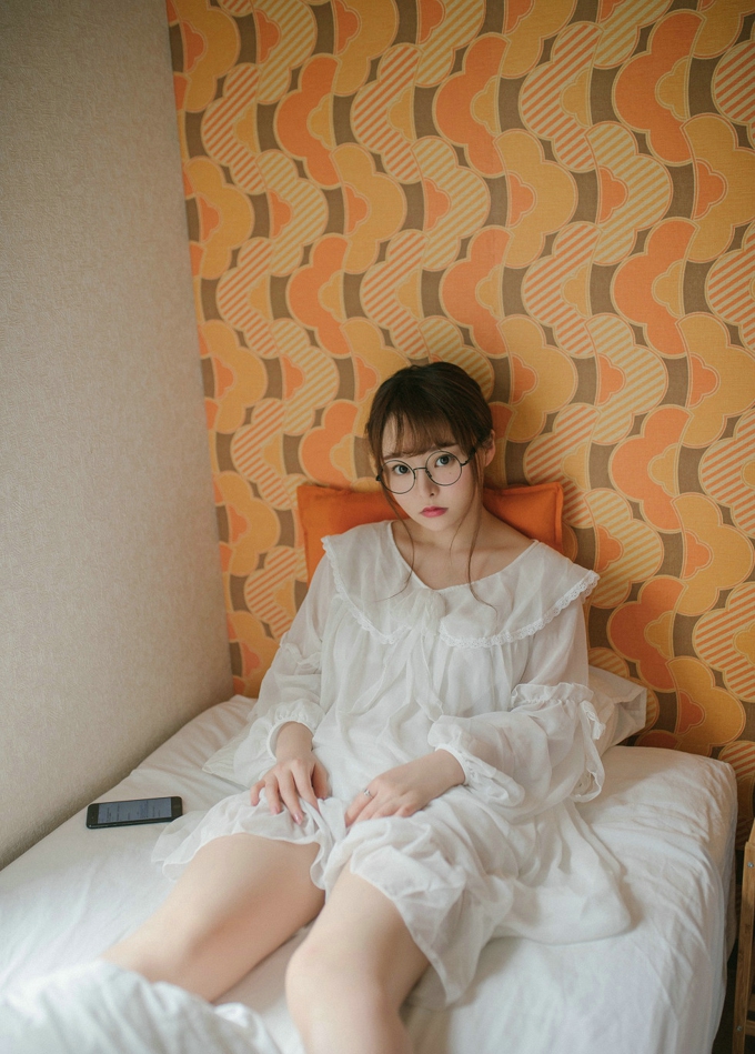 可爱萝莉柳侑绮居家粉色松熊连体衣秀完美身材卖萌写真